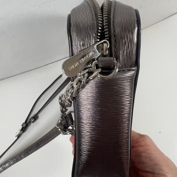Michael Kors Zip Around Silver Metallic Textured Crossbody Bag Adj Strap - Picture 6 of 16